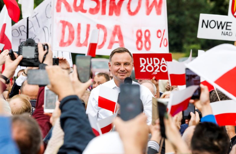 Pilny komunikat:”Koronawirus na wiecu Andrzeja Dudy”.